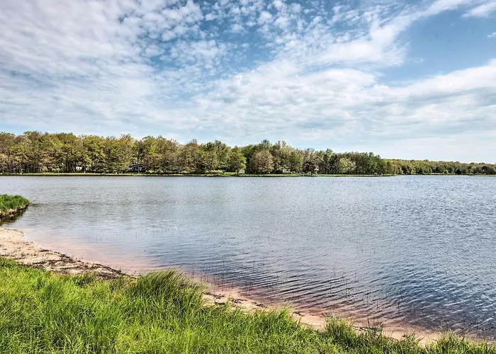 Pocono Mountain Escape With Game Room Walk To Lake!