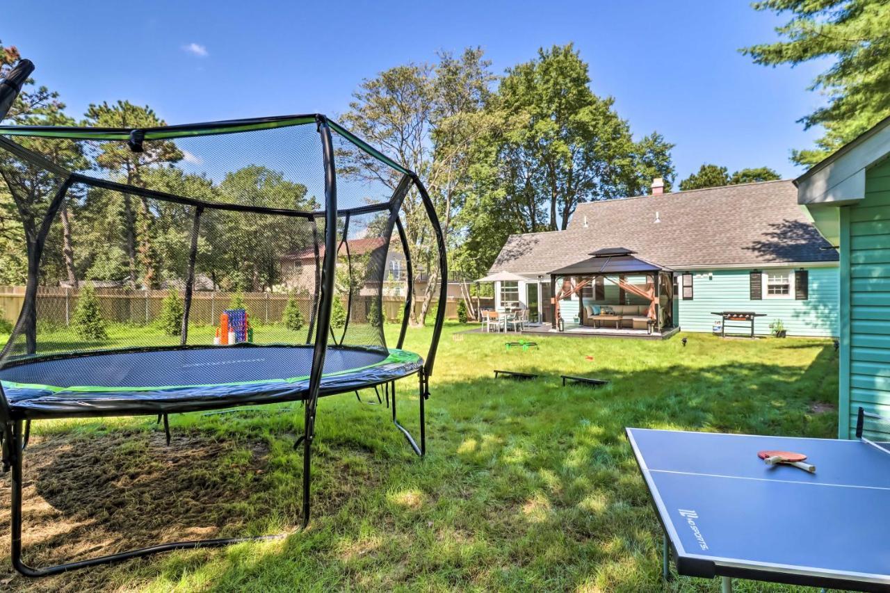 Pocono Mountain Escape With Game Walk To Lake! Holiday home *