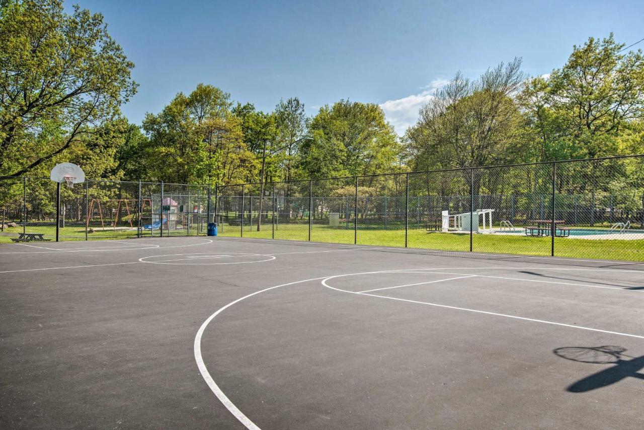 Holiday home Pocono Mountain Escape With Game Walk To Lake! *