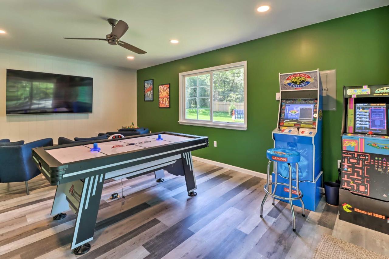 Holiday home Pocono Mountain Escape With Game Walk To Lake! *