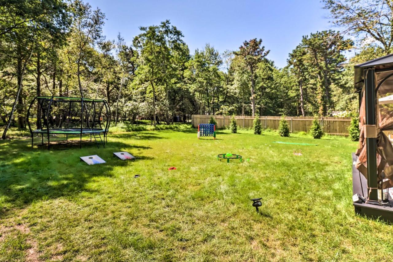 Holiday home Pocono Mountain Escape With Game Walk To Lake!